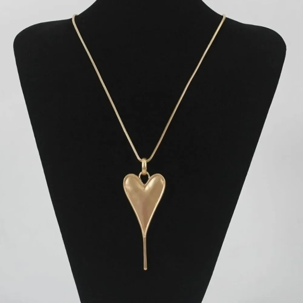 ☔️🔸️NIB Matte Gold Metal Heart Pendant Long Necklace